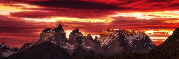 Jezioro, Patagonia, Zachód słońca, Góry, Cordillera del Paine, Jezioro Lake Pehoé, Zachód Słońca, Chile, Park Narodowy Torres del Paine, Chmury