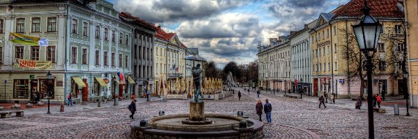 Ludzie, Kamienice, Pomnik, Rynek, Tartu, Estonia
