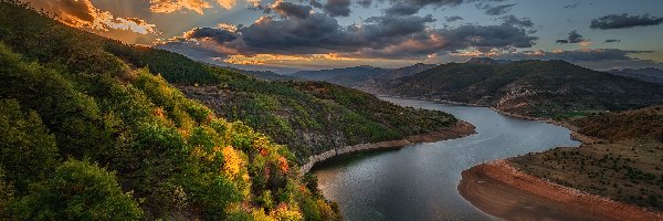 Roślinność, Góry, Rzeka Arda, Obwód Kyrdżali, Bułgaria, Zachód słońca, Chmury