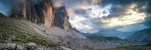 Góry Tre Cime di Lavaredo, Dolomity, Chmury, Ciemne, Skały, Kamienie, Mgła, Włochy