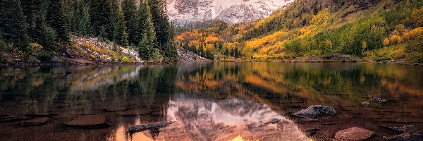 Stan Kolorado, Szczyty Maroon Bells, Odbicie, Kamienie, Jezioro Maroon Lake, Stany Zjednoczone, Drzewa, Góry Skaliste