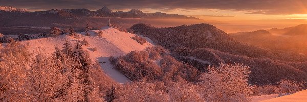 Zima, Kościół św. Prymusa i Felicjana, Gmina Kranj, Płaskowyż Jelovica, Słowenia, Wschód słońca, Drzewa, Osada Jamnik, Góry