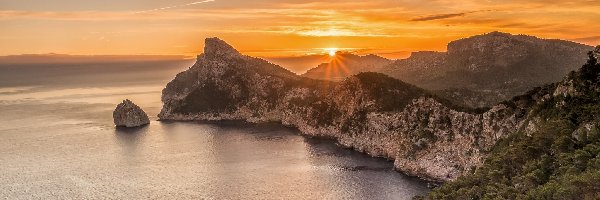 Hiszpania, Góry Serra de Tramuntana, Morze, Wybrzeże, Przylądek Formentor, Wyspa Majorka, Zachód słońca