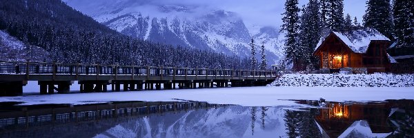 Góry, Most, Jezioro Emerald Lake, Park Narodowy Yoho, Zima, Kanada, Prowincja Kolumbia Brytyjska, Dom, Las