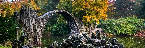 Drzewa, Kamienny, Most łukowy, Park Rododendronów Kromlau, Niemcy, Jesień, Jezioro Rakotz