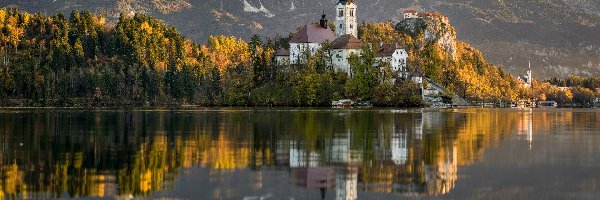 Wyspa, Góry, Słowenia, Drzewa, Jezioro Bled, Kościół Wniebowzięcia Najświętszej Marii Panny, Odbicie, Jesień