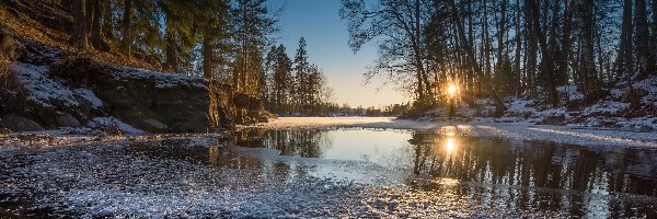 Kanał, Region Pirkanmaa, Promienie słońca, Drzewa, Valkeakoski, Zima, Rzeka, Finlandia