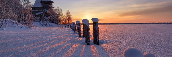 Zima, Wschód słońca, Cerkiew, Kołki, Drzewa