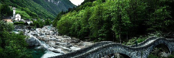 Domy, Dolina Verzaska, Góry, Drzewa, Rzeka Verzaska, Most Ponte dei Salti, Las, Szwajcaria, Lavertezzo, Skały