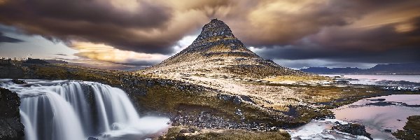 Góra Kirkjufell, Kamienie, Wodospad Kirkjufellsfoss, Islandia