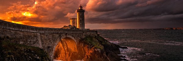 Francja, Morze, Latarnia morska Phare du Petit Minou, Zachód słońca, Chmury