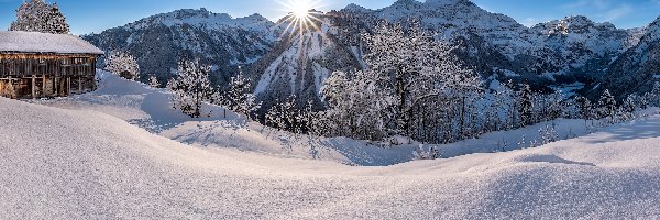 Drzewa Szwajcaria, Góry, Promienie słońca, Kanton Glarus, Szwajcaria, Drewniana chata, Zima