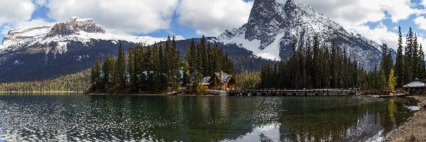 Chmury, Góry, Kanada, Most, Drzewa, Jezioro Emerald Lake, Domy, Park Narodowy Yoho, Las, Prowincja Kolombia Brytyjska