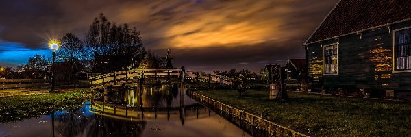 Wiatrak, Skansen Zaanse Schans, Wieczór, Rzeka, Wieś, Domy, Most, Holandia