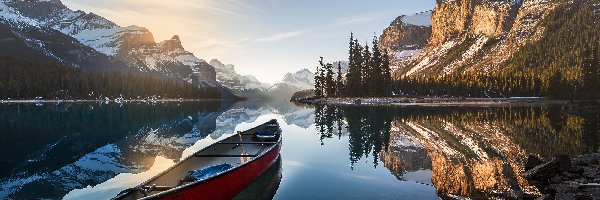 Drzewa, Alberta, Kajak, Chmury, Jezioro, Maligne Lake, Wyspa Duchów, Kanada, Park Narodowy Jasper, Góry