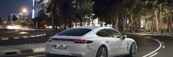 Porsche Panamera Turbo S E-Hybrid, Ulica, 2017, Białe