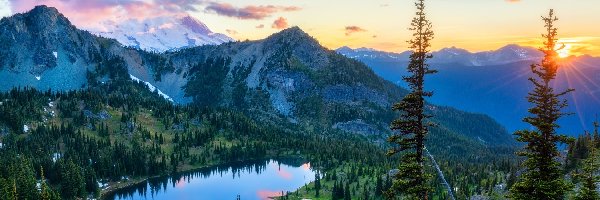 Promienie słońca, Jezioro Crystal Lake, Stany Zjednoczone, Stan Waszyngton, Drzewa, Chmury, Park Narodowy Mount Rainier, Góry
