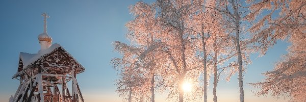 Drewniana, Drzewa, Rosja, Kraj Permski, Promienie słońca, Dzwonnica, Biała Góra, Zima