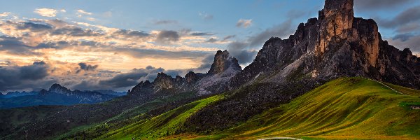 Łąka, Droga, Góry, Passo di Giau, Dolomity, Włochy, Prowincja Belluno, Wzgórza, Chmury