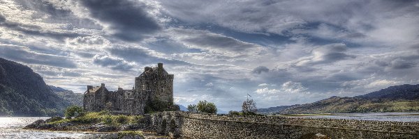 Zamek Eilean Donan Castle, Kamienny most, Jezioro Loch Duich, Szkocja