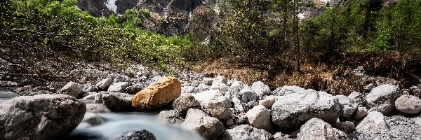 Drzewa, Alpy Salzburskie, Niemcy, Gmina Berchtesgaden, Śnieg, Kamienie, Rzeka Eisbach, Góry