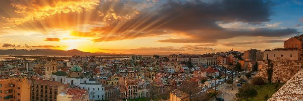 Miasto Cagliari, Włochy, Sardynia, Wschód słońca, Domy
