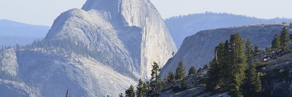 Góra Half Dome, Park Narodowy Yosemite, Góry, Drzewa, Stan Kalifornia, Stany Zjednoczone