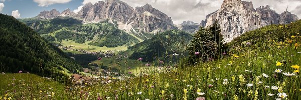 Włochy, Góra Sassongher, Chmury, Domy, Pralongia, Łąka, Dolina, Góry Dolomity