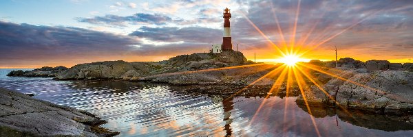 Skały, Norwegia, Morze, Promienie słońca, Wyspa Midbrodoya, Latarnia morska Eigeroy Lighthouse