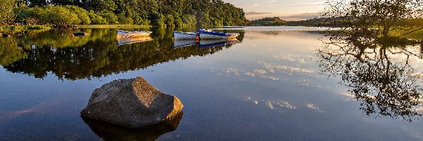 Łódki, Kamień, Jezioro