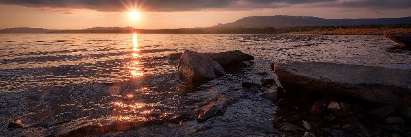 Jezioro, Kamienie, Chmury, Promienie słońca, Góry