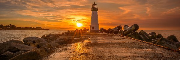 Stan Kalifornia, Latarnia morska Walton Lighthouse, Chmury, Wschód słońca, Santa Cruz, Stany Zjednoczone, Kamienie, Morze
