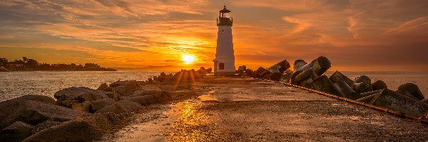 Stan Kalifornia, Latarnia morska Walton Lighthouse, Chmury, Wschód słońca, Santa Cruz, Stany Zjednoczone, Kamienie,  Morze