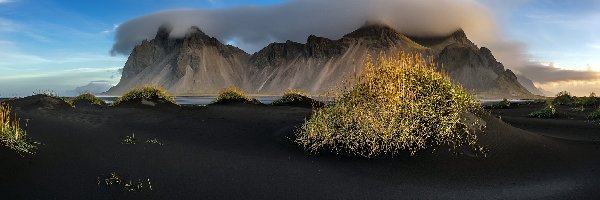 Ciemny, Góra Vestrahorn, Chmury, Morze, Plaża Stokksnes, Piasek, Roślinność, Islandia