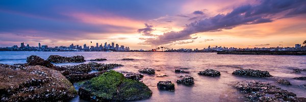 Most, Sydney, Chmury, Wieżowce, Zatoka Port Jackson, Morze, Kamienie, Australia, Zatoka Sydney Harbour, Wschód słońca