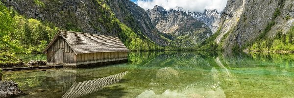 Drzewa, Park Narodowy Berchtesgaden, Odbicie, Góry, Niemcy, Drewniana, Chata, Jezioro Konigssee, Bawaria, Chmury