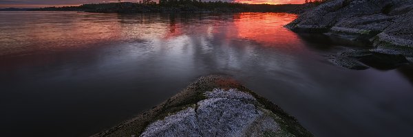 Rosja, Drzewa, Chmury, Skały, Jezioro Ładoga, Karelia, Zachód słońca