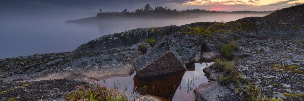 Mgła, Chmury, Kamienie, Skały, Jezioro Ładoga, Rosja, Karelia, Rośliny, Zachód słońca