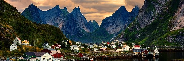 Góry, Wieś Reine, Domy, Chmury, Lofoty, Norwegia