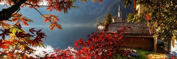 Domy, Jezioro Hallstattersee, Góry, Hallstatt, Austria, Drzewa, Jesień, Alpy Salzburskie, Kościół