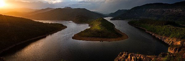Słońce, Meander, Zakola, Rzeka Arda, Bułgaria, Chmury, Góry Rodopy