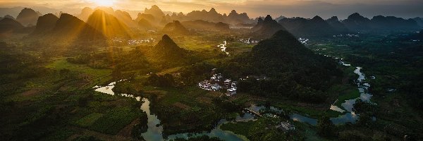 Promienie słońca, Rzeka Gui Jiang, Li River, Góry Maoer Shan, Region Kuangsi, Chiny