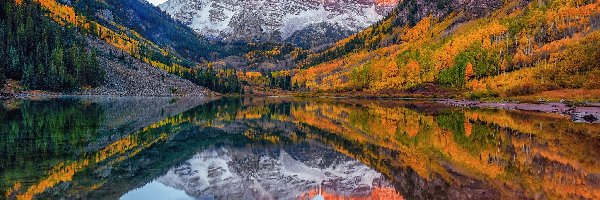 Jesień, Jezioro Maroon Lake, Góry Skaliste, Stan Kolorado, Stany Zjednoczone, Odbicie, Chmury, Szczyty Maroon Bells, Drzewa