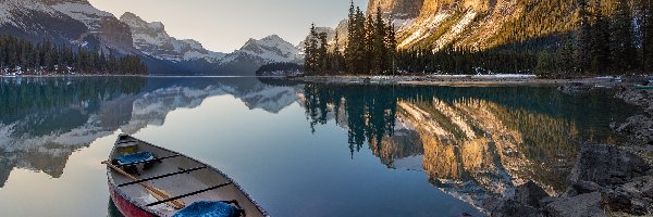 Kanada, Jezioro Maligne, Drzewa, Góry Skaliste, Park Narodowy Jasper, Alberta, Kajak