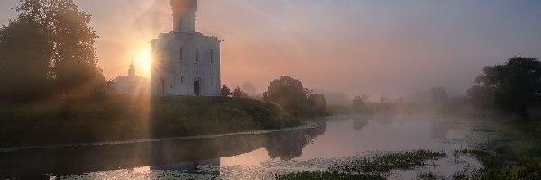 Drzewa, Rzeka Nerl, Rosja, Obwód włodzimierski, Mgła, Wschód Słońca, Bogolubowo, Cerkiew Opieki Matki Bożej