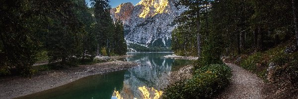 Dolina Val Pusteria, Góry Dolomity, Droga, Drzewa, Region Alta Pusteria, Dolina Val di Braies, Jezioro Braies - Pragser Wildsee, Włochy