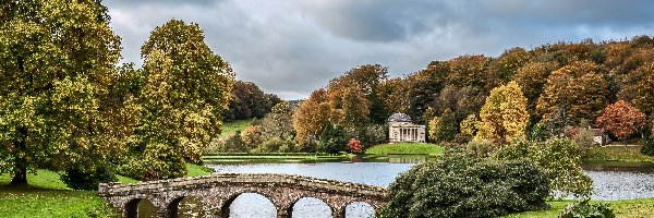 Chmury, Drzewa, Mostek, Roślinność, Rzeka, Park