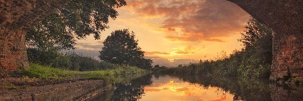 Zachód słońca, Most, Dzielnica Sinfin, Derby, Anglia, Odbicie, Drzewa, Rzeka Trent and Mersey Canal, Chmury
