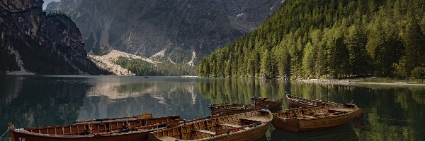 Góry Dolomity, Jezioro Pragser Wildsee, Chmury, Las, Lago di Braies, Pomost, Łódki, Włochy