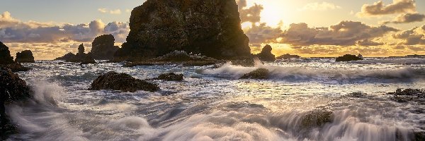 Fale, Morze, Chmury, Skały, Wybrzeże, Stany Zjednoczone, Stan Oregon, Poranek, Miejscowość Cannon Beach